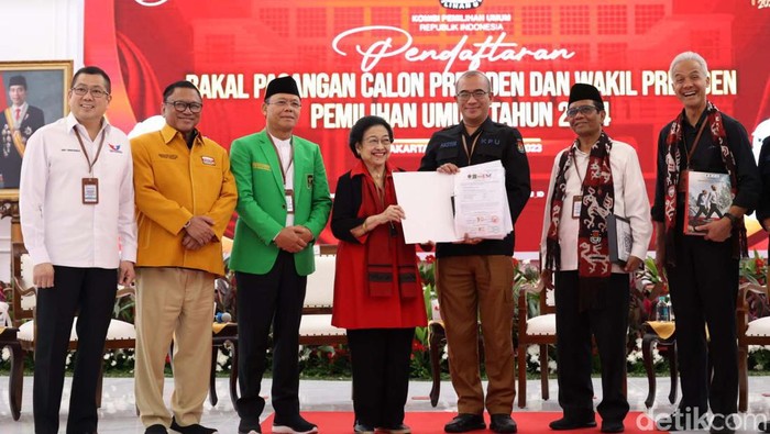 Ganjar Pranowo dan Mahfud Md resmi daftar sebagai calon presiden dan calon wakil presiden ke KPU RI. Begini momennya.