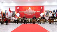Tiba di KPU, keduanya langsung masuk ke dalam ruang transit VIP dan melakukan pengisian buku pendaftaran. Kedatangan Ganjar dan Mahfud disambut dan dikalungi selempang kain oleh Sekretaris Jenderal KPU RI, Bernard Dermawan. Ganjar dan Mahfud pun kemudian memasuki ruangan pendaftaran. Proses pendaftaran itu dibuka oleh Ketum PDIP Megawati Soekarnoputri yang memberikan sambutan. 