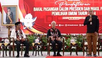 Mereka kemudian menyerahkan dokumen pendaftaran syarat capres cawapres kepada Ketua KPU RI Hasyim Asyari dan anggota KPU RI lainnya. 