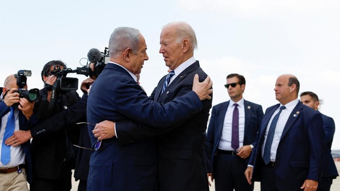U.S. President Joe Biden is welcomed by Israeli Prime Minster Benjamin Netanyahu, as he visits Israel amid the ongoing conflict between Israel and Hamas, in Tel Aviv, Israel, October 18, 2023. REUTERS/Evelyn Hockstein