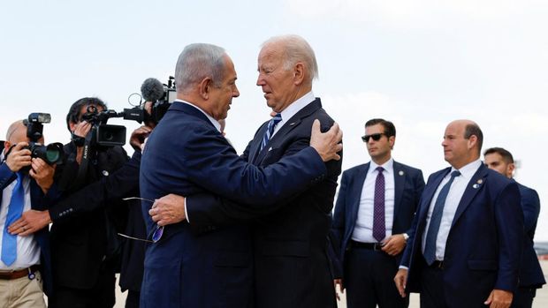 U.S. President Joe Biden is welcomed by Israeli Prime Minster Benjamin Netanyahu, as he visits Israel amid the ongoing conflict between Israel and Hamas, in Tel Aviv, Israel, October 18, 2023. REUTERS/Evelyn Hockstein