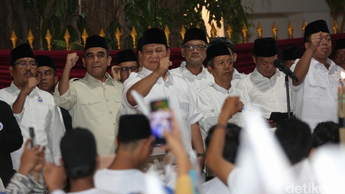 Momen Prabowo Nyanyi Ya Lal Wathon Bareng Relawan