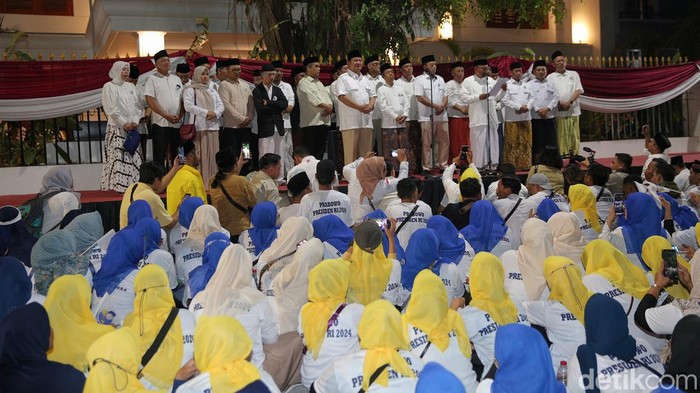 Momen Prabowo Nyanyi Ya Lal Wathon Bareng Relawan