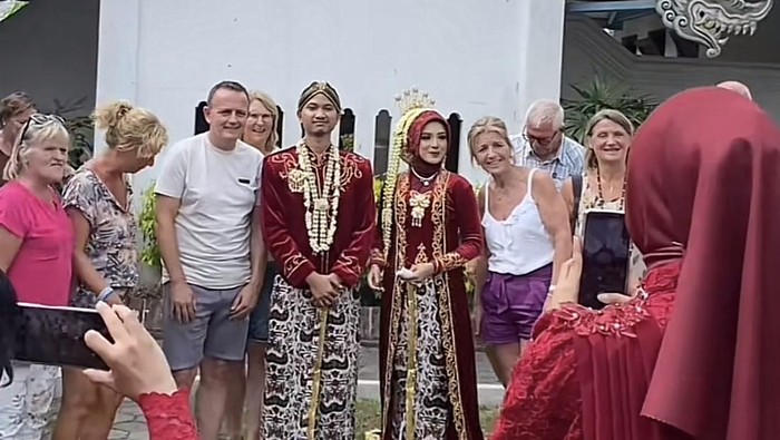 Momen viral, lagi resepsi pernikahan tiba-tiba ada bule yang masuk, bersalaman hingga foto dengan pengantin dan makanan prasmanan.