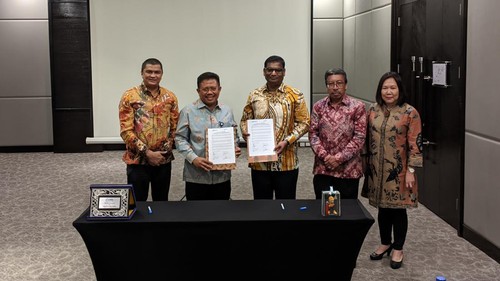 Direktur PT Perusahaan Air Minum Giri Menang (AMGM) atau Ketua Perpamsi Lalu Ahmad Zaini (kedua kiri) meneken MoU terkait kerja sama mengirimkan pegawai PAM untuk belajar di Malaysia. MoU diteken di Mataram, Kamis (19/10/2023).