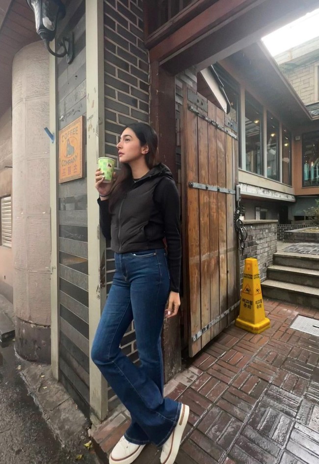 Kali ini Nabila pergi bersama rekan-rekannya tanpa mengajak serta suami dan kedua anaknya. Penampilan Nabila selama di Korea pun berhasil mencuri atensi. Foto: Instagram/@nsyakieb85