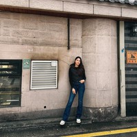 Selama di Korea wanita 37 tahun itu terlihat tampil simpel dan natural. Seperti dalam foto yang satu ini saat dirinya tampil mengenakan kaos lengan panjang hitam yang dipadukan dengan jaket senada, celana jeans dan sepatu. Foto: Instagram/@nsyakieb85