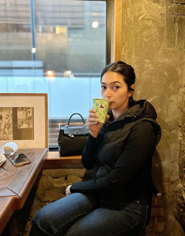 Tampil dengan hanya mengenakan makep minimalis yang hampir tak terlihat, Nabila dipuji cantik. Bahkan beberapa netizen menyebutnya sebagai artis tercantik. Foto: Instagram/@nsyakieb85