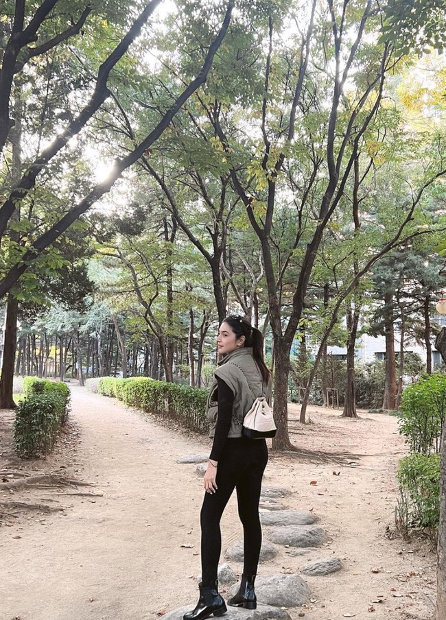 Walaupun sudah memiliki 2 orang anak namun tubuh Nabila masih begitu langsing. Gayanya pun stylish dan tak berlebihan. Foto: Instagram/@nsyakieb85