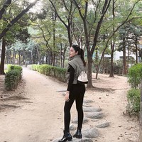 Walaupun sudah memiliki 2 orang anak namun tubuh Nabila masih begitu langsing. Gayanya pun stylish dan tak berlebihan. Foto: Instagram/@nsyakieb85