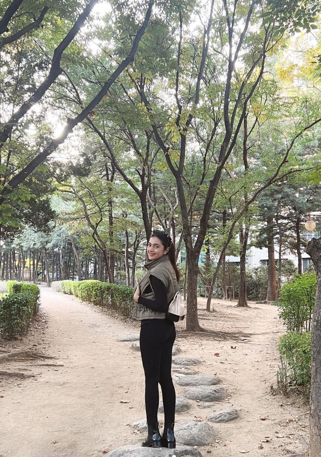 Tampil cantik natural, unggahan Nabila Syakieb pun langsung dibanjiri beragam komentar pujian dari netizen. MasyaAllah cantik banget idolaku, komentar salah seorang netizen. Cewek yg simple ngak ribet cara berpakaiannya syukaaaa, tambah lainnya. Foto: Instagram/@nsyakieb85