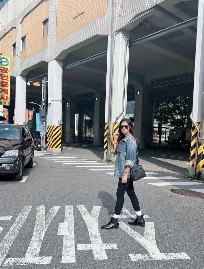 Simpel namun tetap stylish, Nabila memadukan jaket jeans dengan celana panjang hitam dan sepasang sepatu ankle boots. Dengan rambut panjang yang dibiarkan terurai, penampilannya itu dilengkapi dengan kaca mata hitam dan tas senada. Foto: Instagram/@nsyakieb85
