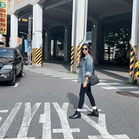 Simpel namun tetap stylish, Nabila memadukan jaket jeans dengan celana panjang hitam dan sepasang sepatu ankle boots. Dengan rambut panjang yang dibiarkan terurai, penampilannya itu dilengkapi dengan kaca mata hitam dan tas senada. Foto: Instagram/@nsyakieb85