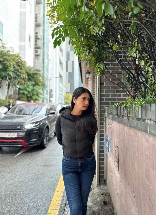 Aktris cantik Nabila Syakieb tampaknya sedang asik menghabiskan waktu liburnya dengan mengunjungi Korea. Melalui akun Instagram pribadinya Nabila membagikan foto-foto dirinya selama di sana. Foto: Instagram/@nsyakieb85