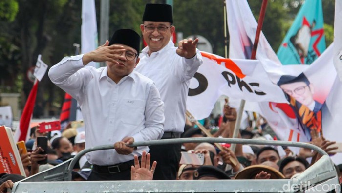 Anies Baswedan dan Muhaimin Iskandar (Cak Imin) naik Land Rover atap terbuka konvoi pendaftaran capres-cawapres di KPU, Jakarta. Mereka menyapa pendukungnya yang sudah menunggu.
