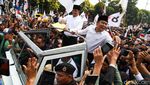 Naik Land Rover, Anies-Cak Imin Sapa Pendukung di Depan KPU