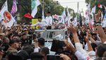 Naik Land Rover, Anies-Cak Imin Sapa Pendukung di Depan KPU