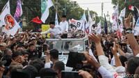 Anies dan Cak Imin kompak mengenakan kemeja putih dan peci hitam kemudian melakukan safari ke partai politik pendukung. Safari politik dimulai dengan berkunjung ke PKS, PKB hingga ke NasDem. 