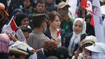 Naik Land Rover, Anies-Cak Imin Sapa Pendukung di Depan KPU