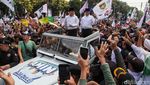 Naik Land Rover, Anies-Cak Imin Sapa Pendukung di Depan KPU