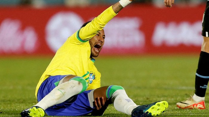 FILE PHOTO: Soccer Football - World Cup - South American Qualifiers - Uruguay v Brazil - Estadio Centenario, Montevideo, Uruguay - October 17, 2023 Brazils Neymar reacts after sustaining an injury REUTERS/Andres Cuenca/File Photo