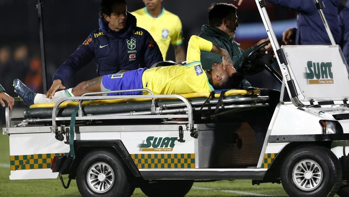 Soccer Football - World Cup - South American Qualifiers - Uruguay v Brazil - Estadio Centenario, Montevideo, Uruguay - October 17, 2023 Brazils Neymar is brought off the pitch after sustaining an injury REUTERS/Andres Cuenca