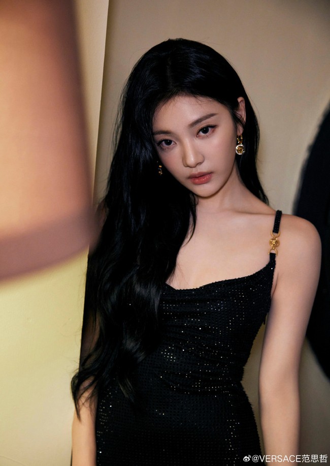 Personel grup KPop aespa, Ningning menjadi tamu spesial di acara Versace Icons Dinner, yang diadakan di Shanghai pada Rabu (18/10/2023) waktu setempat. Gaya mewah Ningning sontak menjadi perbincangan penggemar di media sosial.Foto: dok. Weibo Versace, dok. Twitter @cerise1023