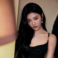 Personel grup KPop aespa, Ningning menjadi tamu spesial di acara Versace Icons Dinner, yang diadakan di Shanghai pada Rabu (18/10/2023) waktu setempat. Gaya mewah Ningning sontak menjadi perbincangan penggemar di media sosial.Foto: dok. Weibo Versace, dok. Twitter @cerise1023