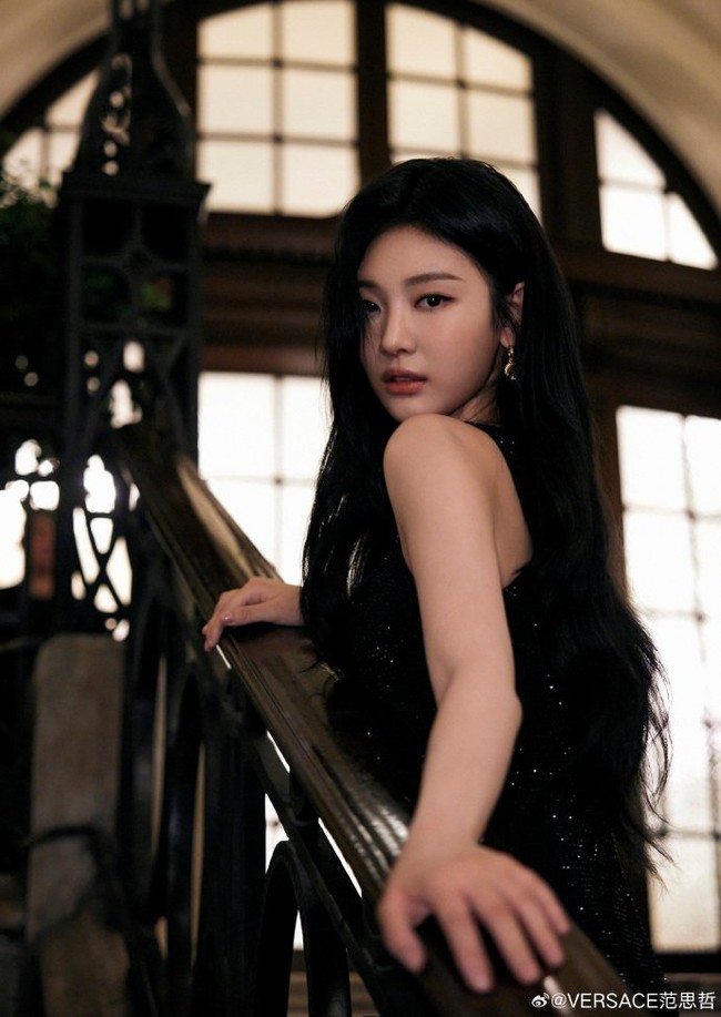 Dalam foto-foto yang dibagikan Versace melalui akun Weibo, Ningning aespa juga terlihat memakai koleksi perhiasan Crystal La Medusa Earrings, yang harganya mencapai $425 atau sekitar Rp 6,8 juta. Foto: dok. Weibo Versace, dok. Twitter @cerise1023