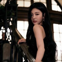 Dalam foto-foto yang dibagikan Versace melalui akun Weibo, Ningning aespa juga terlihat memakai koleksi perhiasan Crystal La Medusa Earrings, yang harganya mencapai $425 atau sekitar Rp 6,8 juta. Foto: dok. Weibo Versace, dok. Twitter @cerise1023