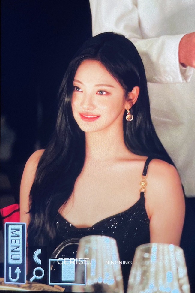 “gilss auranya aur auran 😭😭” “GILA YAH????? EMANG BENER LUH MANUSIA???? INI MAH KARAKTER WEBTOON,” “Gw yg cewe aja demen liatnya, cakep bgt ningning 😭😭🫶” komentar penggemar yang terpukau dengan penampilan Ningning aespa di acara Versace Icons Dinner. Foto: dok. Weibo Versace, dok. Twitter @cerise1023