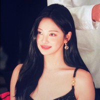 “gilss auranya aur auran 😭😭” “GILA YAH????? EMANG BENER LUH MANUSIA???? INI MAH KARAKTER WEBTOON,” “Gw yg cewe aja demen liatnya, cakep bgt ningning 😭😭🫶” komentar penggemar yang terpukau dengan penampilan Ningning aespa di acara Versace Icons Dinner. Foto: dok. Weibo Versace, dok. Twitter @cerise1023