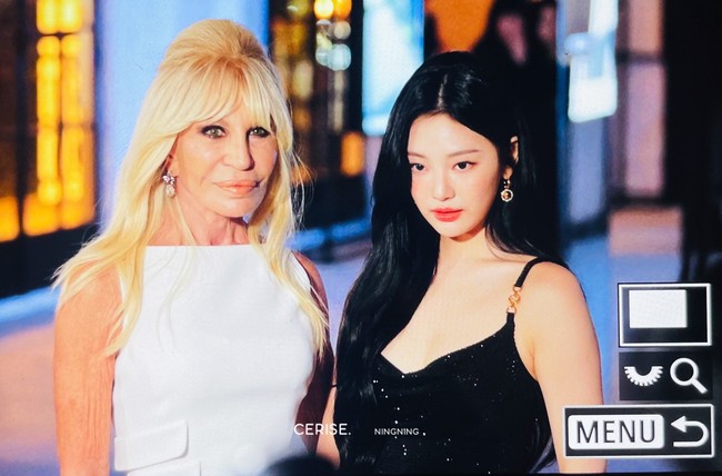 Selama acara berlangsung, Ningning aespa duduk di sebelah petinggi Versace, Creative Director Donatella Versace.    Foto: dok. Weibo Versace, dok. Twitter @cerise1023