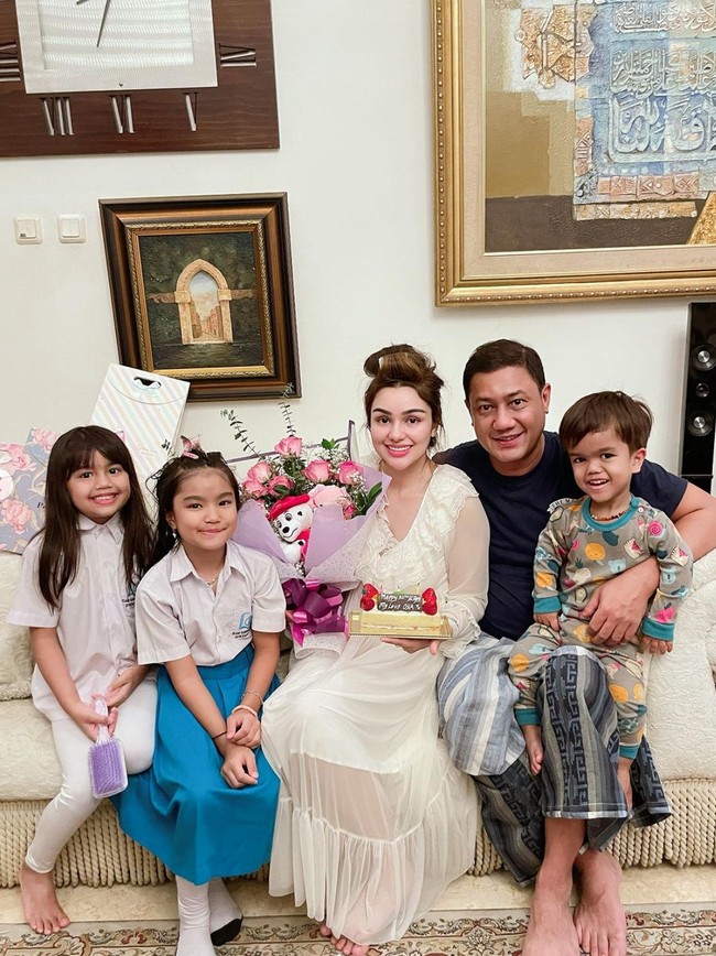 Tak hanya dari sang suami, anak-anaknya pun tampak ikut memberikan kejutan. Dalam foto terlihat Nurah berpose bersama Teuku Rafly dan ketiga anak mereka, Cut Nausyali, Cut Nazli, dan Teuku Muhammad Razeen Pasya. Foto: Instagram/@nourahsheivirah