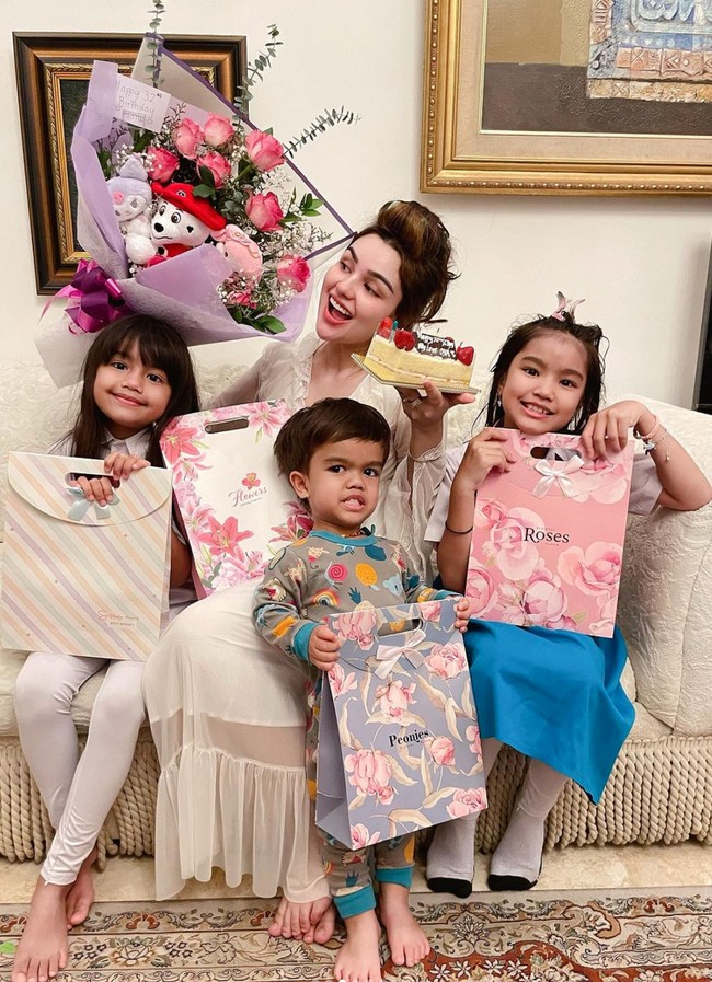 Dalam foto terlihat Nurah yang mendapat kue ulang tahun, buket bunga berwarna merah dan beberapa hadiah yang masih terbungkus. Berpose bersama ketiga anaknya, Nurah terlihat bahagia. Foto: Instagram/@nourahsheivirah