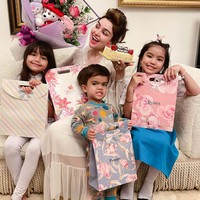 Dalam foto terlihat Nurah yang mendapat kue ulang tahun, buket bunga berwarna merah dan beberapa hadiah yang masih terbungkus. Berpose bersama ketiga anaknya, Nurah terlihat bahagia. Foto: Instagram/@nourahsheivirah