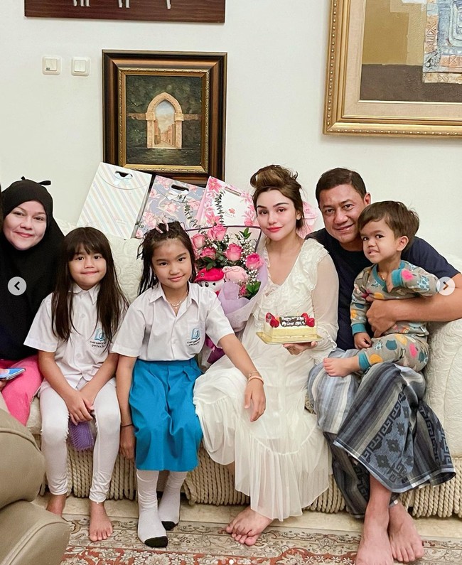 Dapat kejutan mendadak di rumah, penampilan Nurah yang terlihat masih mengenakan baju tidur itu pun tak kalah mencuri atensi. Walau berbaju tidur, banyak yang memuji penampilan Nurah dan menyebutnya tetap cantik. Foto: Instagram/@nourahsheivirah