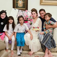 Dapat kejutan mendadak di rumah, penampilan Nurah yang terlihat masih mengenakan baju tidur itu pun tak kalah mencuri atensi. Walau berbaju tidur, banyak yang memuji penampilan Nurah dan menyebutnya tetap cantik. Foto: Instagram/@nourahsheivirah