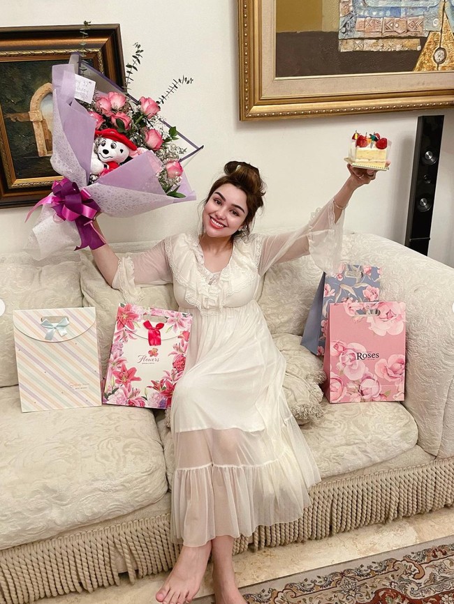 Tampil natural, Nurah pun tampak masih mengenakan roll rambut di kepalanya. Walau demikian penampilan Nurah saat bangun tidur itu dipuji bak Barbie. Bangun tidur aja cantikk bgt, komentar salah seorang netizen. Foto: Instagram/@nourahsheivirah