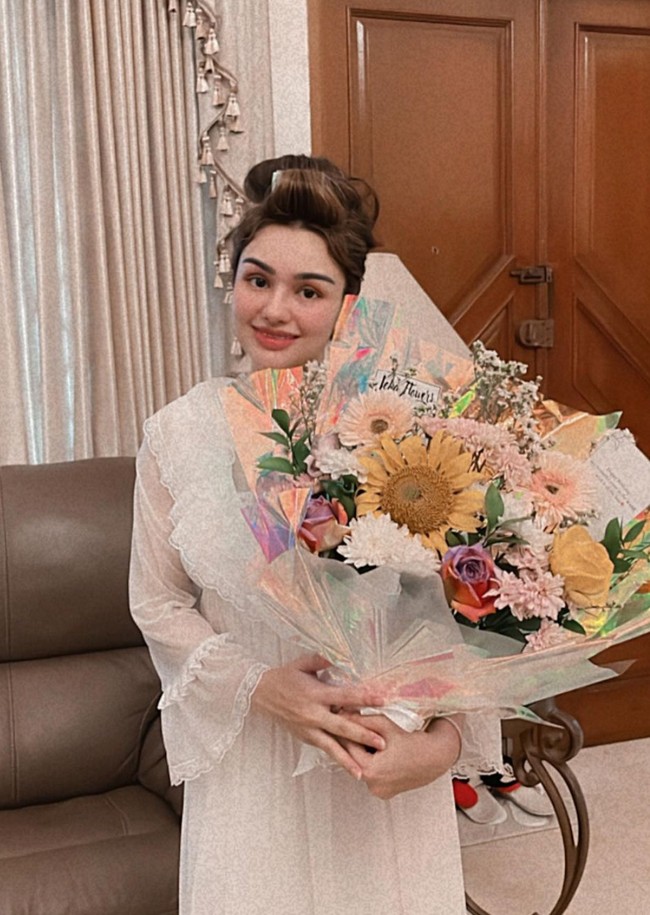 Unggahan Nurah di akun Instagramnya pun langsung banjir ucapan selamat dari para netizen. Meski sudah berusia 32 tahun dan memiliki 3 orang anak namun Nurah masih terlihat cantik dan tak kalah dari para wanita yang berusia di bawahnya. Foto: Instagram/@nourahsheivirah