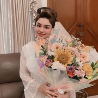 Unggahan Nurah di akun Instagramnya pun langsung banjir ucapan selamat dari para netizen. Meski sudah berusia 32 tahun dan memiliki 3 orang anak namun Nurah masih terlihat cantik dan tak kalah dari para wanita yang berusia di bawahnya. Foto: Instagram/@nourahsheivirah