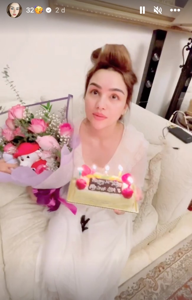 Kerap membagikan foto-fotonya di akun Instagram, paras cantik Nurah pun selalu berhasil curi atensi. Sekalipun baru bangun tidur, wajahnya itu tetap terlihat cantik. Foto: Instagram/@nourahsheivirah