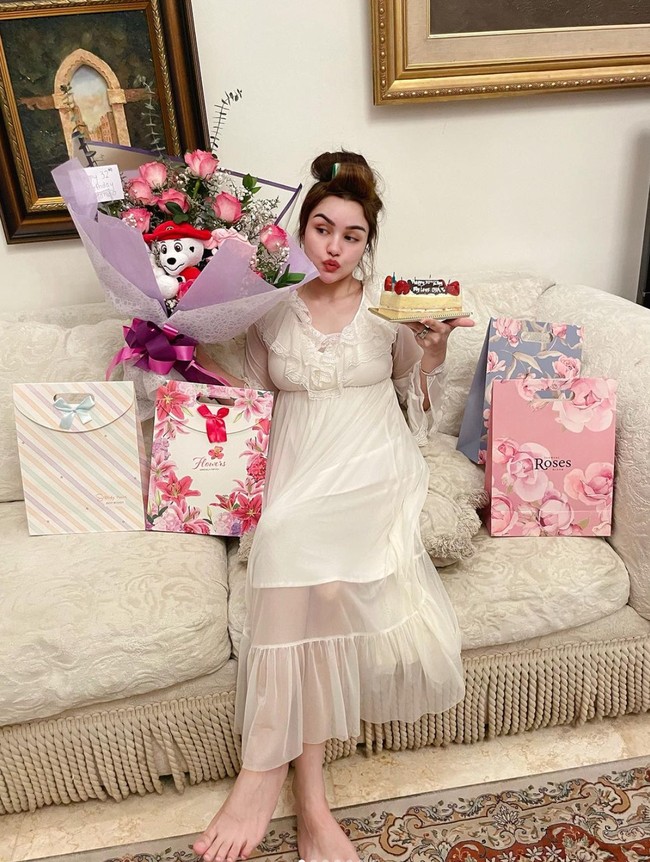 Tepat pada 17 Oktober Nurah Syahfirah resmi bertambah usia. Di ulang tahunnya yang ke-32 itu Nurah tampak mendapat kejutan sederhana dari suaminya, Teuku Rafly. Foto: Instagram/@nourahsheivirah