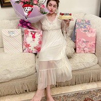 Tepat pada 17 Oktober Nurah Syahfirah resmi bertambah usia. Di ulang tahunnya yang ke-32 itu Nurah tampak mendapat kejutan sederhana dari suaminya, Teuku Rafly. Foto: Instagram/@nourahsheivirah