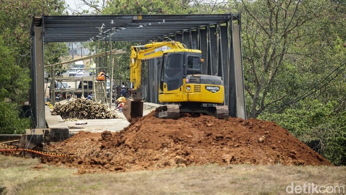 Pemkab Bekasi merelokasi bangunan 'Omah Buruh' di atas jembatan penghubung kawasan industri EJIP-MM2100, Cikarang. Hal ini demi memperlancar arus lalu lintas.