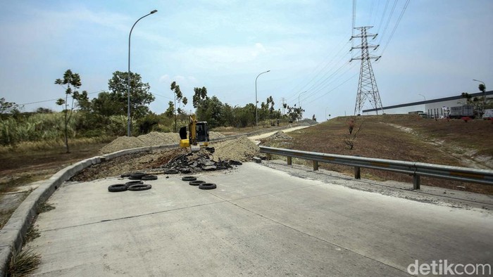 Pemkab Bekasi merelokasi bangunan 'Omah Buruh' di atas jembatan penghubung kawasan industri EJIP-MM2100, Cikarang. Hal ini demi memperlancar arus lalu lintas.