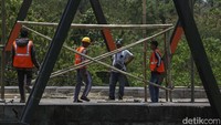 Sejumlah pekerja beraktivitas di atas jembatan penghubung Kawasan EJIP dan MM2100, Cikarang, Kamis (19/10/2023).  