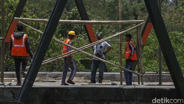 Omah Buruh di Atas Jembatan Cikarang Direlokasi Pemkab Bekasi merelokasi bangunan 'Omah Buruh' di atas jembatan penghubung kawasan industri EJIP-MM2100, Cikarang. Hal ini demi memperlancar arus lalu lintas.