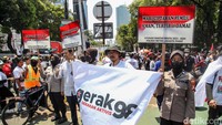 Kehadiran anggota Polwan yang tengah sosialisasi menjadi sasaran foto relawan capres Ganjar Pranowo. 