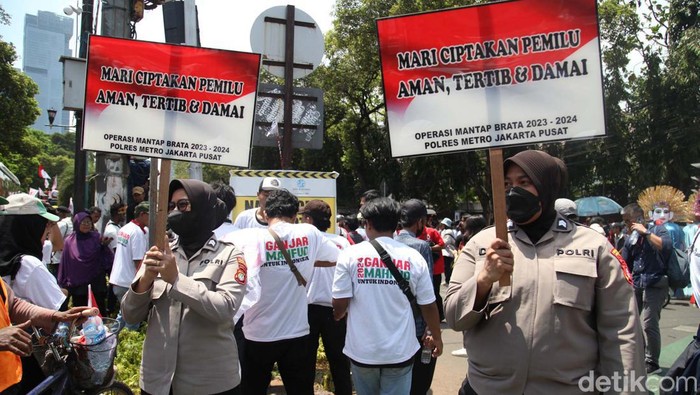 Operasi Mantap Brata, Polwan Sosialisasi Pemilu Damai Jadi Sasaran Foto Polri melaksanakan Operasi Mantap Brata Jaya dalam mengamankan rangkaian pemilu. Polwan yang tengah sosialisasi pemilu damai di depan KPU menjadi sasaran foto.